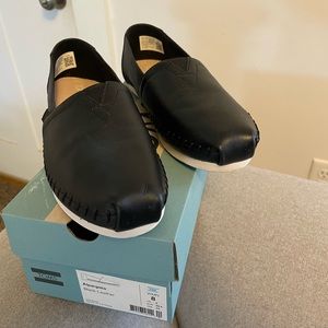Black leather Toms